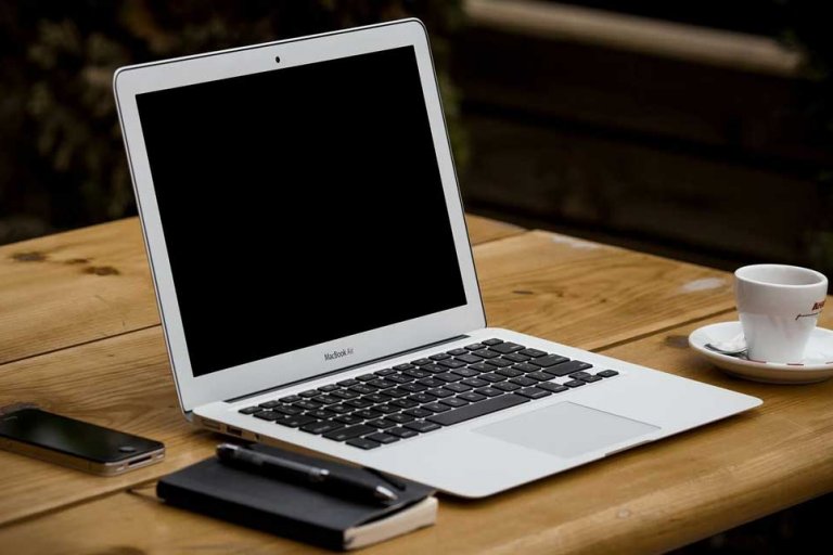 un ordinateur sur un bureau